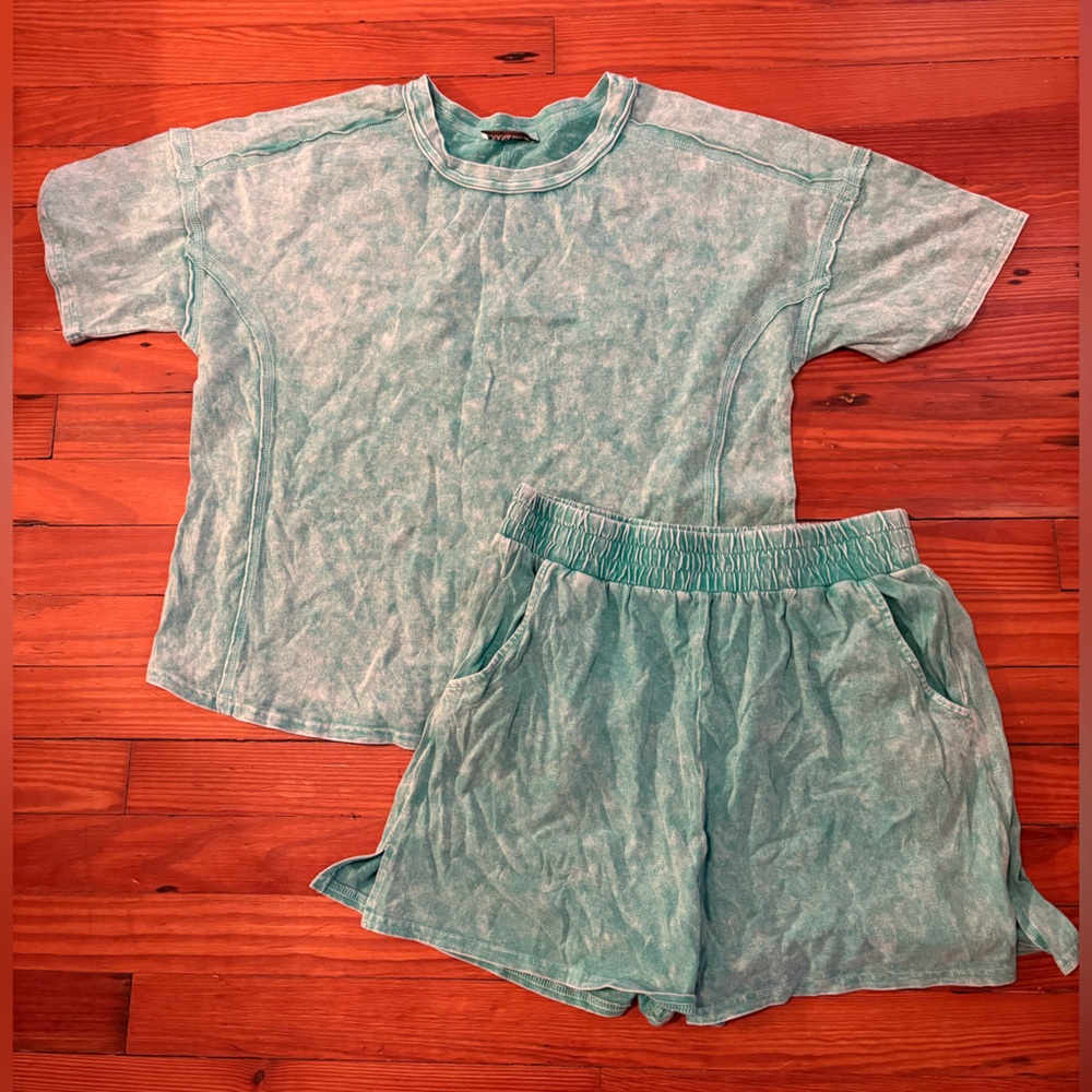 Zenana Outfitters Green Short Sleeve Tee and Shorts